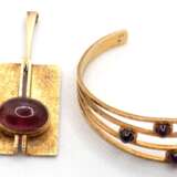 Schmuck-Set, 3-teilig, Juweliersarbeit mit Meisterpunze "HT", 585er Gold, mit pinkfarbenen Schmucksteinen besetzt, breite Ringschiene besetzt mit rundem Cabochon (etwas best.), RG 55, Anhänger mit lange… - фото 1