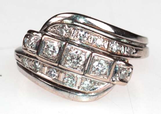 Brillant-Ring, 585er WG, besetzt mit 15 Brillanten von zus. ca. 0,35 ct., Ges.-Gew. 6,74 g, RG 53 - Foto 1