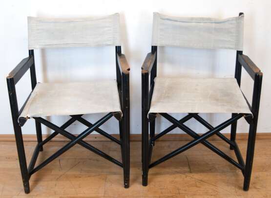 2 Regie-Stühle, schwarz gefaßtes, verstrebtes Holzgestell, klappbar, mit Leinenbezug, Gebrauchspuren, 85x58x48 cm - фото 1