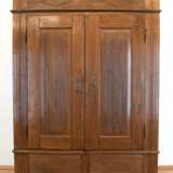 Louis-Seize-Schrank, um 1800, massiv Eiche, nicht zerlegbar, 2 Türen mit Rillenprofil, innen Kleiderhaken, 200x150x59 cm - photo 1