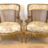 Paar Louis-Seize Sessel, reich geschnitztes Gestell vergoldet, Rückenlehne in Armlehnen übergehend, mit Rattangeflecht, lose Sitzkissen mit Floral- und Vogelmuster, 101x72x63 cm - фото 1