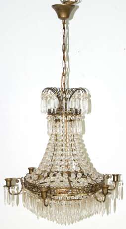 Kristall-Deckenleuchter, 1. Hälfte 20. Jh., Messing-Gestell mit 6 Kerzenleuchtertüllen und 7 Glühlampen, reicher Prismenbehang, H. 100 cm, Dm. 54 cm - Foto 1