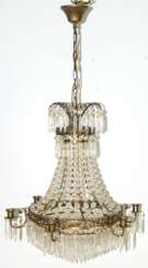 Kristall-Deckenleuchter, 1. Hälfte 20. Jh., Messing-Gestell mit 6 Kerzenleuchtertüllen und 7 Glühlampen, reicher Prismenbehang, H. 100 cm, Dm. 54 cm