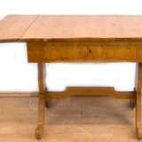 Biedermeier-Schreibtisch, Birke, abklappbare Seitenwangen, in der Zarge 1 Schublade, verstrebtes Fußgestell, Gebrauchspuren, 79x85(137)x69 cm - photo 1