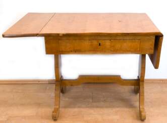 Biedermeier-Schreibtisch, Birke, abklappbare Seitenwangen, in der Zarge 1 Schublade, verstrebtes Fußgestell, Gebrauchspuren, 79x85(137)x69 cm