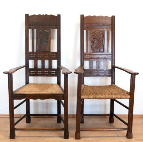 2 Worpsweder Armlehnstühle, Eiche, Rückenlehne figürlich beschnitzt, Sitz mit Binsengeflecht, 130x64x55 cm - photo 1