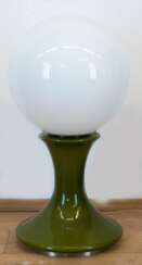 Designer-Tischlampe TA89 von Carlo Nason für Selenova, Italien 1960er Jahre, Glas, runde Milchglaskugel auf grünem Glasfuß, Beleuchtung in 3 Varianten möglich: Fuß, Kugelschirm oder beides, H. 68 cm, Dm. 31 cm