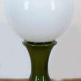 Designer-Tischlampe TA89 von Carlo Nason für Selenova, Italien 1960er Jahre, Glas, runde Milchglaskugel auf grünem Glasfuß, Beleuchtung in 3 Varianten möglich: Fuß, Kugelschirm oder beides, H. 68 cm, Dm. 31 cm - photo 1