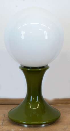 Designer-Tischlampe TA89 von Carlo Nason für Selenova, Italien 1960er Jahre, Glas, runde Milchglaskugel auf grünem Glasfuß, Beleuchtung in 3 Varianten möglich: Fuß, Kugelschirm oder beides, H. 68 cm, Dm. 31 cm - Foto 1