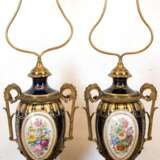Paar Tischlampen, 1930er Jahre, Porzellan mit Bronzemontierung, kobaltblau, Medaillons mit feiner Floralmalerei bzw. Watteauszenen und Goldstaffage,Ges.-H. 83 cm - photo 2