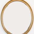 Spiegel, oval, im goldenem Holzrahmen mit Reliefdekor und Schleifenbekrönung, mit facettiertem Glas, 70x56 cm - Auktionsarchiv