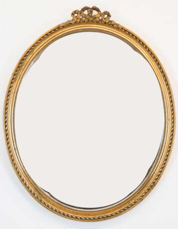 Spiegel, oval, im goldenem Holzrahmen mit Reliefdekor und Schleifenbekrönung, mit facettiertem Glas, 70x56 cm - photo 1