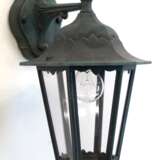 Wandlampe, Metall dunkelgrün gefaßt, 1-flammig, Laternenkopf mit 6 Kunststoffscheiben, 44x22x31 cm - photo 1
