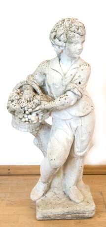 Gartenfigur "Junge mit Traubenkorb", Steinguß, Witterungsspuren, H. 77 cm, B. 34 cm - Foto 1