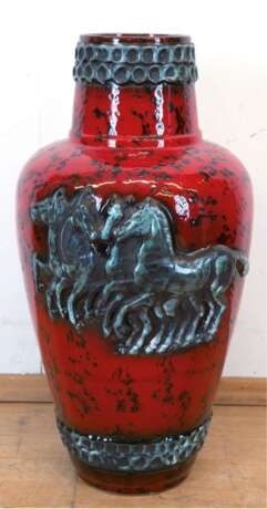 Bodenvase, Keramik, rot lasiert, Schauseitig mit reliefierter Pferdeherde, H. 63 cm - Foto 1