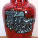 Bodenvase, Keramik, rot lasiert, Schauseitig mit reliefierter Pferdeherde, H. 63 cm - Foto 1