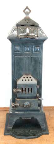 Kleiner Jugendstil-Ofen, um 1900, Gußeisen grau/blau emailliert (einige Fehlstellen), Ornamentdekor, mit 3 Türen, oberer Abschluß aufklappbar, im Inneren, Gußeiseneinsatz mit Feuerloch, gußeisene Abdeckung mit Riß, auf Bodenplatte, ges. 117x43x… - Foto 1