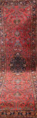 Sarok-Galerie, Persien, um 1920, rotgrundig, gespiegelt gemustert, 294x80 cm - Foto 1