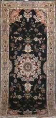 Täbris, Persien, Wolle mit Seide, schwarzgrundig mit Floralmuster und Zentralmedaillon, 200x82 cm