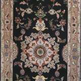Täbris, Persien, Wolle mit Seide, schwarzgrundig mit Floralmuster und Zentralmedaillon, 200x82 cm - Foto 1