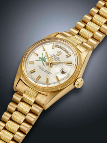 ROLEX, YELLOW GOLD 'DAY-DATE', WITH GREEN KHANJAR SYMBOL, REF. 1811 - Foto 2