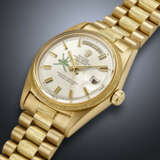 ROLEX, YELLOW GOLD 'DAY-DATE', WITH GREEN KHANJAR SYMBOL, REF. 1811 - photo 2