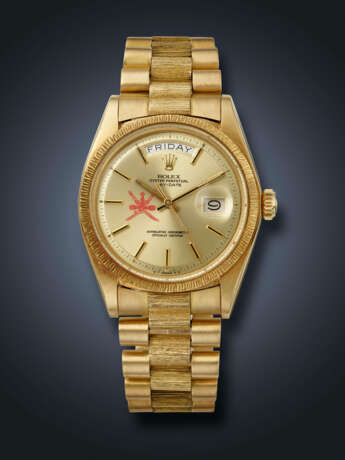 ROLEX, RARE YELLOW GOLD 'DAY-DATE', WITH RED KHANJAR SYMBOL, REF. 1807 - photo 1