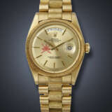ROLEX, RARE YELLOW GOLD 'DAY-DATE', WITH RED KHANJAR SYMBOL, REF. 1807 - Foto 1