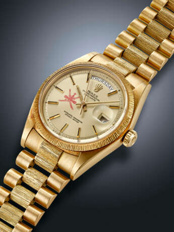 ROLEX, RARE YELLOW GOLD 'DAY-DATE', WITH RED KHANJAR SYMBOL, REF. 1807 - Foto 2