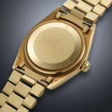 ROLEX, RARE YELLOW GOLD 'DAY-DATE', WITH RED KHANJAR SYMBOL, REF. 1807 - photo 3