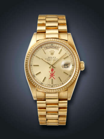 ROLEX, YELLOW GOLD 'DAY-DATE', WITH RED KHANJAR SYMBOL, REF. 18038 - Foto 1