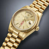 ROLEX, YELLOW GOLD 'DAY-DATE', WITH RED KHANJAR SYMBOL, REF. 18038 - photo 2