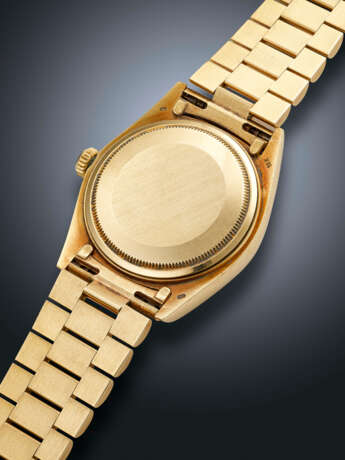 ROLEX, YELLOW GOLD 'DAY-DATE', WITH RED KHANJAR SYMBOL, REF. 18038 - Foto 3