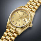ROLEX, RARE YELLOW GOLD AND DIAMOND-SET 'DAY-DATE', WITH QABOOS SIGNATURE, REF. 18038 - Foto 2