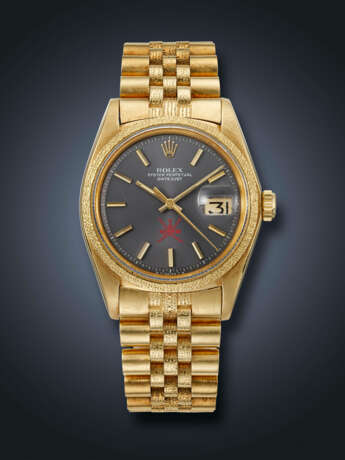 ROLEX, RARE YELLOW GOLD 'DATEJUST', WITH RED KHANJAR SYMBOL, REF. 1611 - photo 1