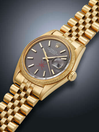 ROLEX, RARE YELLOW GOLD 'DATEJUST', WITH RED KHANJAR SYMBOL, REF. 1611 - photo 2