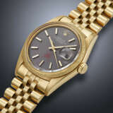 ROLEX, RARE YELLOW GOLD 'DATEJUST', WITH RED KHANJAR SYMBOL, REF. 1611 - photo 2