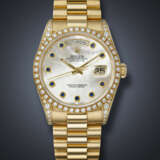 ROLEX, YELLOW GOLD, DIAMOND AND SAPPHIRE-SET 'DAY-DATE', WITH MOTHER-OF-PEARL DIAL, REF. 18338 - Foto 1