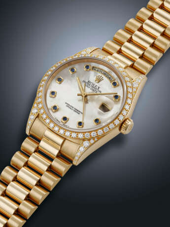 ROLEX, YELLOW GOLD, DIAMOND AND SAPPHIRE-SET 'DAY-DATE', WITH MOTHER-OF-PEARL DIAL, REF. 18338 - Foto 2