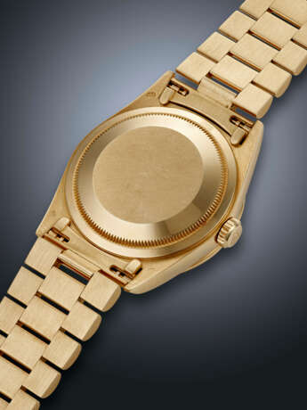 ROLEX, YELLOW GOLD, DIAMOND AND SAPPHIRE-SET 'DAY-DATE', WITH MOTHER-OF-PEARL DIAL, REF. 18338 - Foto 3