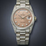 ROLEX, RARE PLATINUM AND DIAMOND-SET 'DAY-DATE' WITH SALMON DIAL, REF. 18296 - Foto 1