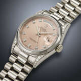 ROLEX, RARE PLATINUM AND DIAMOND-SET 'DAY-DATE' WITH SALMON DIAL, REF. 18296 - Foto 2