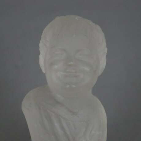 Büste eines lachenden Kindes - nach 1830, Kristall… - Foto 3