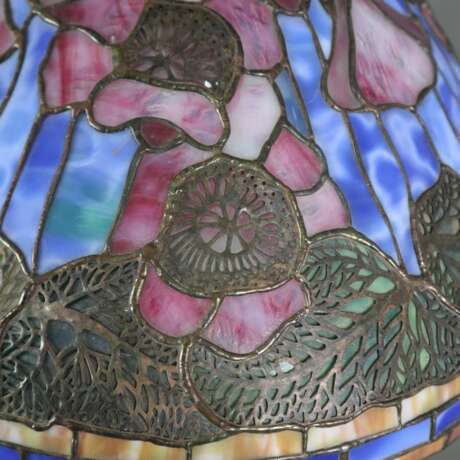Große figürliche Tischlampe mit Blumendekor im Tif… - фото 7