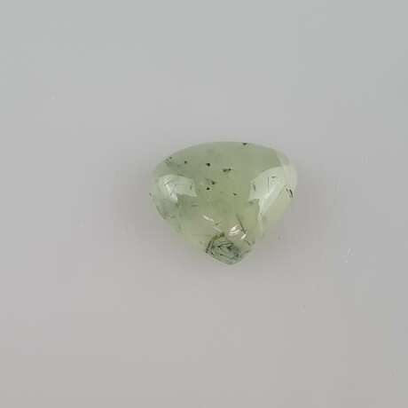 Loser Prehnit - 30,75 ct., grün, Cabochon tropfenf… - photo 1