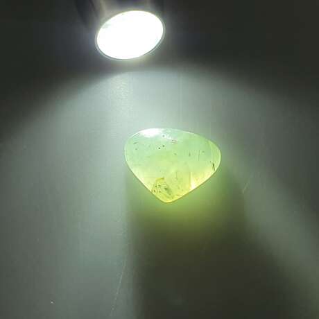 Loser Prehnit - 30,75 ct., grün, Cabochon tropfenf… - фото 5