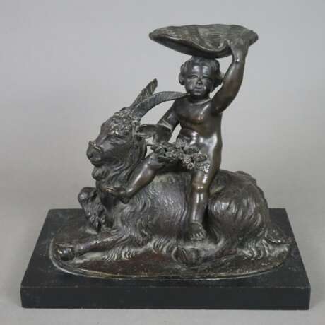 Bronzefigur - vollrunde Darstellung eines Puttos m… - Foto 1
