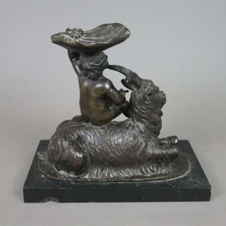 Bronzefigur - vollrunde Darstellung eines Puttos m… - photo 10