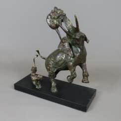 Elefant im Kampf mit zwei Löwen - Skulptur, Gelbgu…