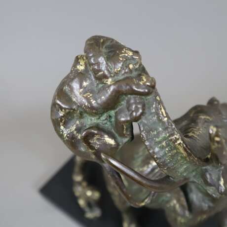 Elefant im Kampf mit zwei Löwen - Skulptur, Gelbgu… - фото 5